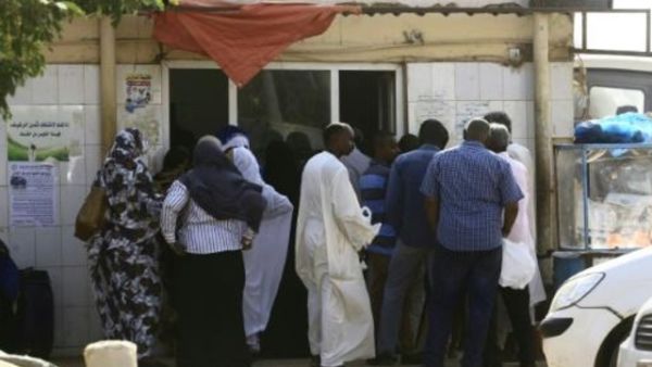 طابور لسودانيين امام احد المخابز في العاصمة الخرطوم
