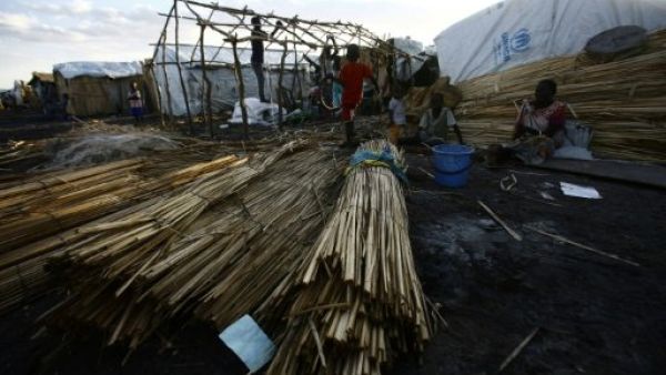 لاجئون من جنوب السودان يقومون ببناء كوخ في مخيم في ولاية النيل الابيض جنوب الخرطوم 
