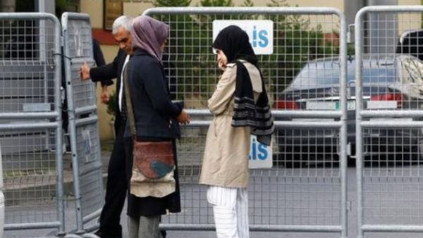 خطيبة الصحفي السعودي جمال خاشقجي (إلى اليسار) تنتظر وصديقتها خارج مقر السفارة السعودية باسطنبول

