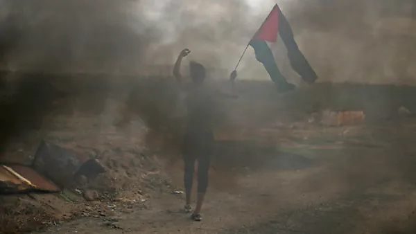 شاب فلسطيني خلال تظاهرة في الضفة الغربية