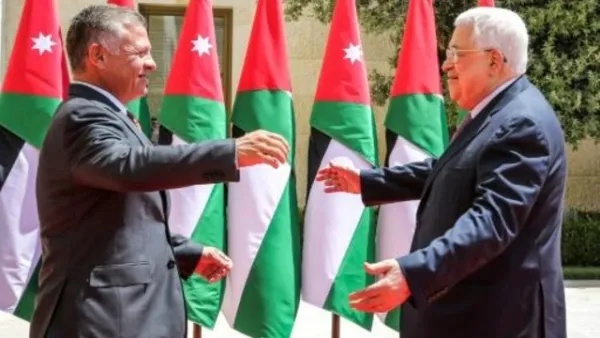 الملك عبدالله الثاني والرئيس الفلسطيني محمود عباس في القصر الملكي الاردني في عمان

