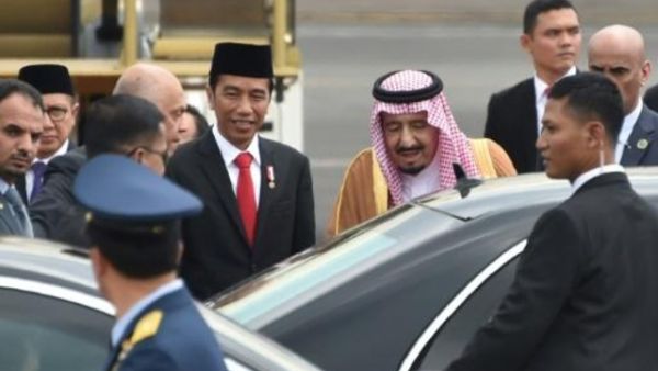 وصول العاهل السعودي الملك سلمان الى مطار جاكرتا حيث استقبله الرئيس الاندونيسي جوكو ويدودو، الاربعاء

