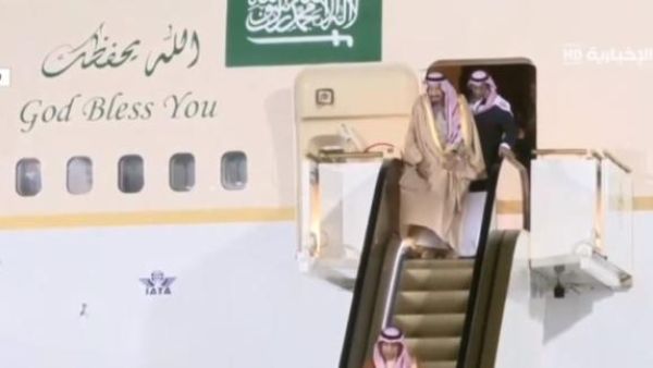 تعطل السلم الكهربائي لطائرة الملك سلمان اثناء نزوله منها في موسكو