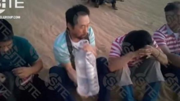 صورة من فيديو نشره موقع سايت في الاول من آب/اغسطس 2018 يظهر أربع رهائن، خطفهم مسلحون في طرابس
