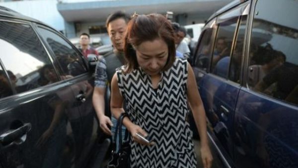 زوجة رجل اعمال كوري جنوبي خطفه ثلاثة شرطيين فيليبينيين على الاقل قبل قتله، تصل الى المكتب الوطني للتحقيقات في مانيلا

