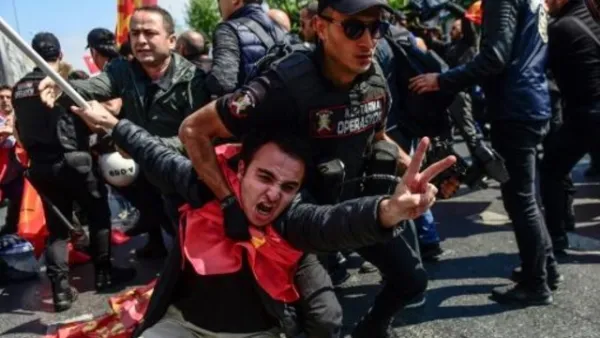 عناصر الشرطة يعتقلون متظاهرا يحاول خرق حظر التجمع في ساحة تقسيم في اسطنبول لاحياء عيد العمال
