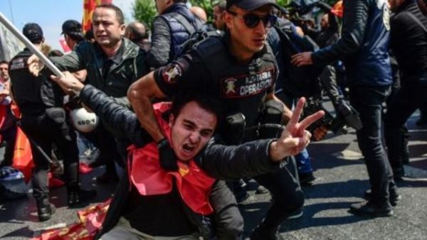 عناصر الشرطة يعتقلون متظاهرا يحاول خرق حظر التجمع في ساحة تقسيم في اسطنبول لاحياء عيد العمال
