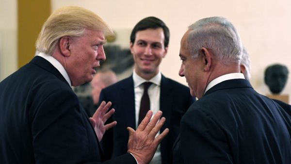 كوشنير متوسطا رئيس الوزراء الاسرائيلي بنيامين نتانياهو (يمين) والرئيس الاميركي دونالد ترامب
