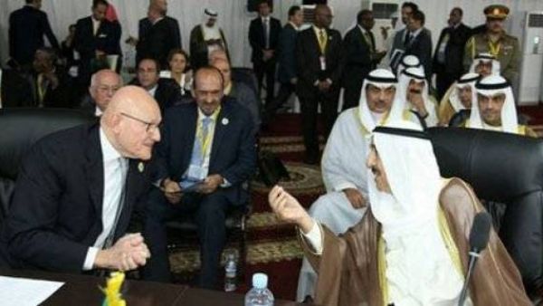 أمير الكويت، الشيخ صباح الأحمد الجابر الصباح (يسار) ورئيس الوزراء اللبناني تمام سلام
