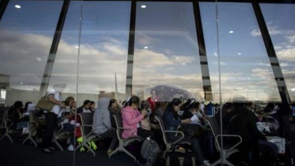 عاملات فيليبينيات في مطار مانيلا الدولي بعد عودتهن من الكويت
