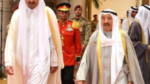 أمير الكويت الشيخ صباح الأحمد الجابر الصباح (إلى اليمين) يرحب بأمير قطر الشيخ تميم بن حمد آل ثاني في القمة العربية بالكويت

