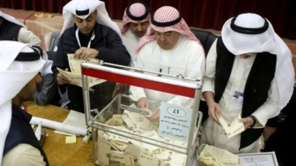 فرز الاصوات في مركز اقتراع قرب العاصمة الكويتية

