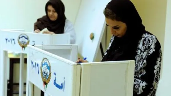 نساء يدلين باصواتهن في مركز اقتراع في الكويت يوم السبت
