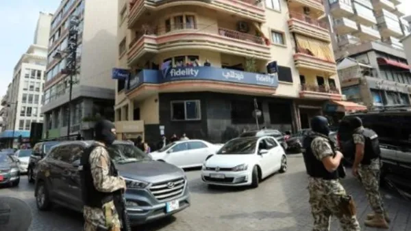 عناصر من الاجهزة الامنية اللبنانية يقومون بمداهمات لشركات مالية يشتبه بتحويلها اموالا الى الجهاديين، الاربعاء

