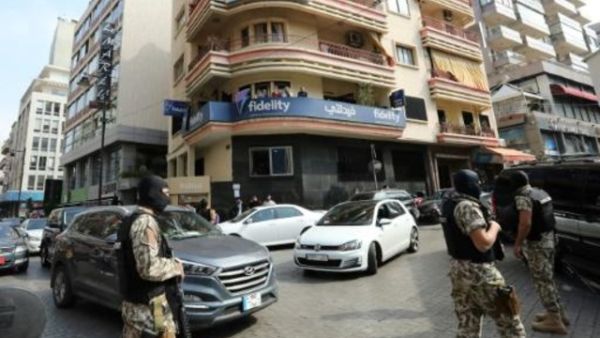 عناصر من الاجهزة الامنية اللبنانية يقومون بمداهمات لشركات مالية يشتبه بتحويلها اموالا الى الجهاديين، الاربعاء

