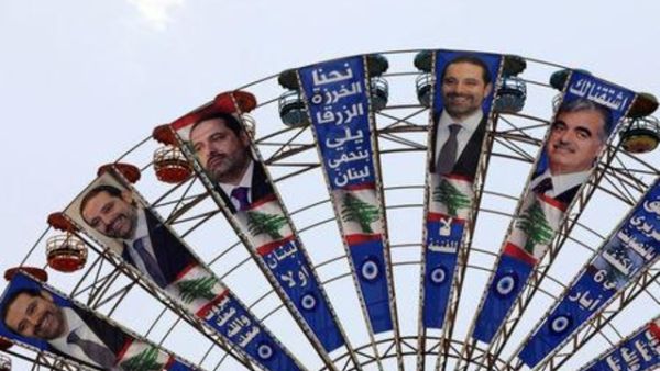 ملصقات لرئيس الوزراء اللبناني سعد الحريري ووالده الراحل رفيق الحريري في الانتخابات العامة في بيروت

