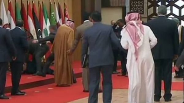 الرئيس اللبناني يتعثر ويسقط ارضا اثناء مشاركته في القمة العربية 