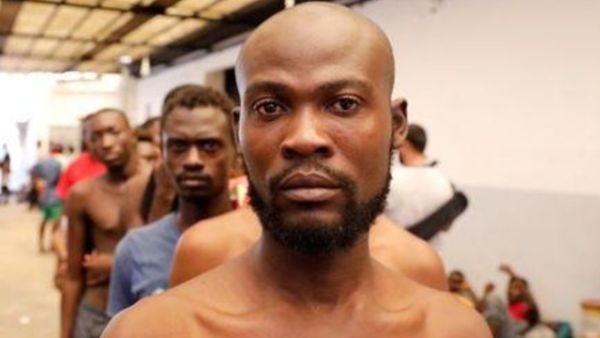 مهاجرون في مركز لسلطات مكافحة الهجرة غير الشرعية في طرابلس في ليبيا

