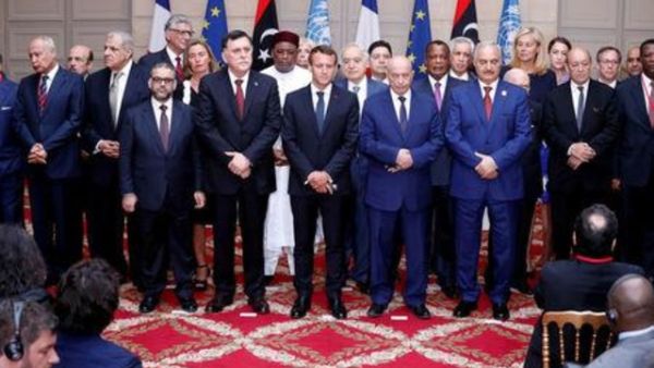 الرئيس الفرنسي إيمانويل ماكرون يتوسط الصورة وعلى يمينه فائز السراج رئيس وزراء ليبيا بينما القائد العسكري في شرق ليبيا خليفة حفتر (الثاني من يساره)
