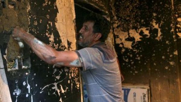 رجل يصلح منزله في بنغازي
