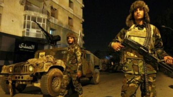 عناصر من "الجيش الوطني الليبي" بقيادة المشير خليفة حفتر خلال دوريات شرق بنغازي
