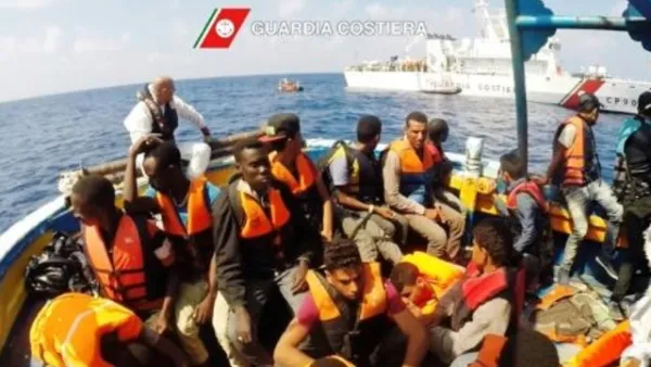 لقطة من فيديو نشره جهاز خفر السواحل الايطالي لاعمال انقاذ مهاجرين على زورق في المتوسط مقابل سواحل ليبيا

