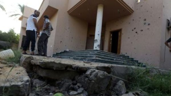 ليبيون تجمهوا مكان سقوط قذيفة هاون في العاصمة طرابلس
