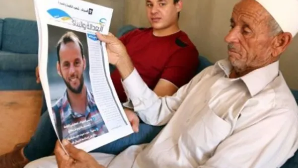 عبد الله حميدة يحمل صورة ابنه عبد القادر الذي سقط اثناء قتاله ضمن قوات حكومة الوفاق الوطني الليبية لاستعادة سرت
