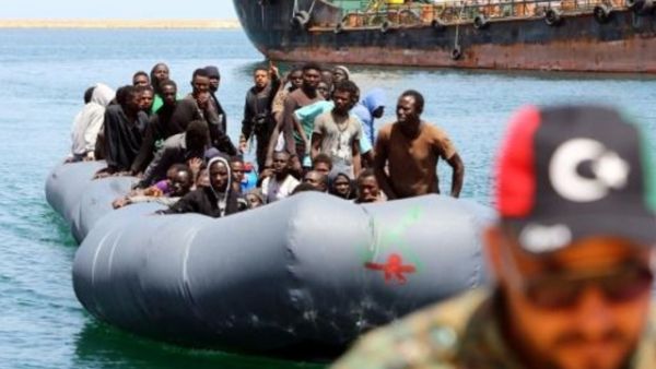 مهاجرون انقذهم خفر السواحل الليبيون يصلون الى قاعدة بحرية في طرابلس
