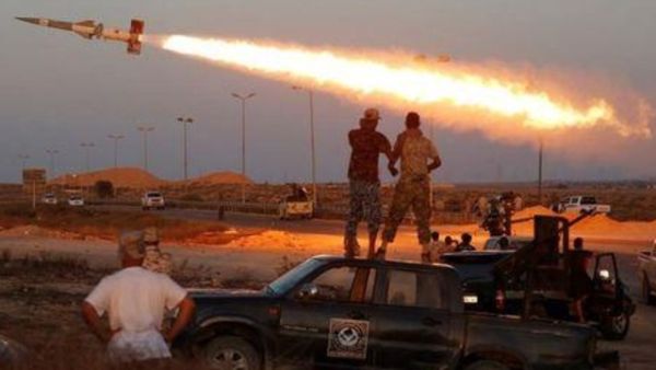 مقاتلون تابعون للقوات الليبية المتحالفة مع الحكومة المدعومة من الامم المتحدة يطلقون صاروخا على مقاتلي الدولة الاسلامية في سرت

