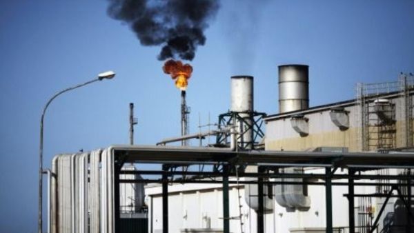 جانب من مصفاة الزواية النفطية في ليبيا
