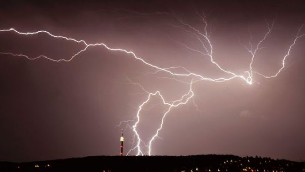 صاعقة برق تقتل 16 شخصا في كنيسة في رواندا
