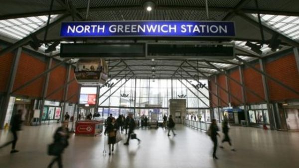 ركاب في محطة قطارات "نورث غرينيتش"

