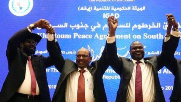 الرئيس السوداني عمرالبشير (وسط) ورئيس جنوب السودان سلفا كير (يسار) وزعيم المتمردين ريك مشار بعد توقيعهم على معاهدة سلام في العاصمة السودانية الخرطوم
