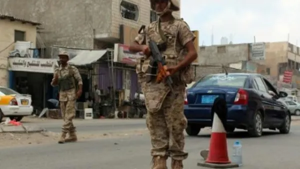 عنصر من القوات الموالية للرئيس عبدربه منصور هادي في حي المنصورة السكني في عدن
