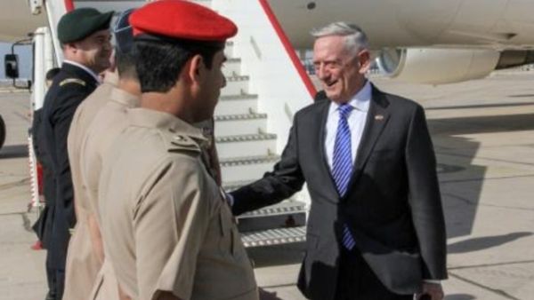 وزير الدفاع الاميركي جيم ماتيس يصافح مسؤولين عمانيين لدى وصوله الى العاصمة مسقط

