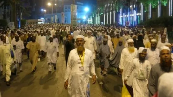 حجاج مسلمون عند خروجهم من المسجد الحرام في مكة المكرمة
