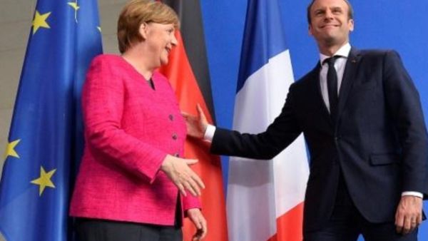 المستشارة الالمانية انغيلا ميركل وبجانبها الرئيس الفرنسي ايمانويل ماكرون في برلين

