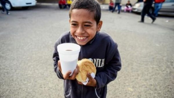 فتى من أميركا الوسطى ضمن قافلة المهاجرين المتجهة إلى الولايات المتحدة
