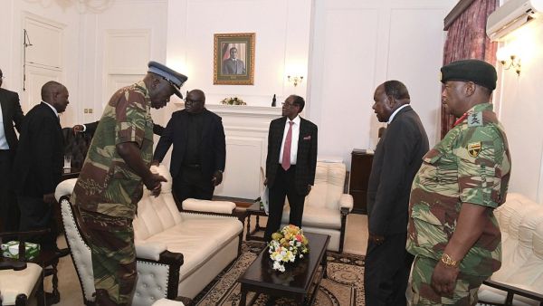 موجابي يجري المزيد من مفاوضات التنحي مع جنرالات الجيش

