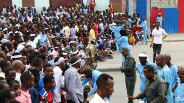 صوماليون محتشدون في مقديشو  في الذكرى الاولى للاعتداء في وسط العاصمة.

