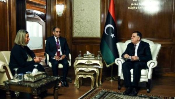 رئيس حكومة الوفاق الليبية فايز السراج (يمين) مستقبلا وزيرة خارجية الاتحاد الاوروبي فيديريكا موغيريني في طرابلس
