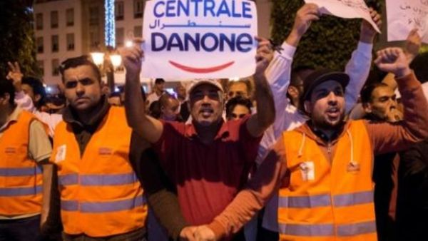 عمال في شركة "سنترال دانون" يتظاهرون امام البرلمان في الرباط 
