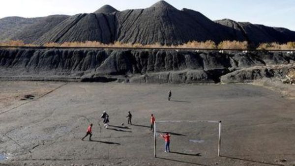 أطفال يلعبون في موقع كان سابقا منجما للفحم في مدينة جرادة المغربية 
