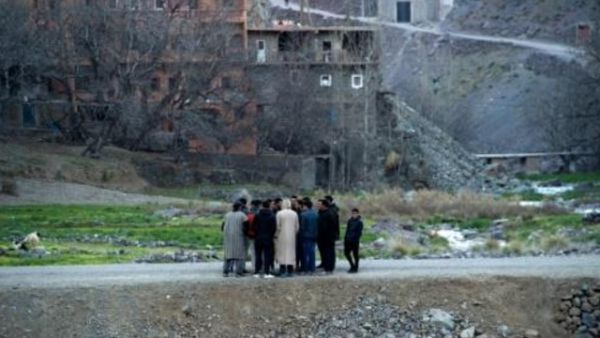 قرويون يتجمعون على طريق في قرية إمليل السياحية في جبال الاطلس
