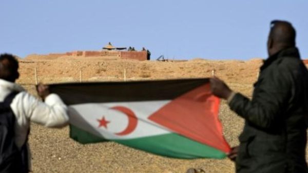 صحراويان يرفعان علم البوليساريو في منطقة المحبس امام جنود مغاربة

