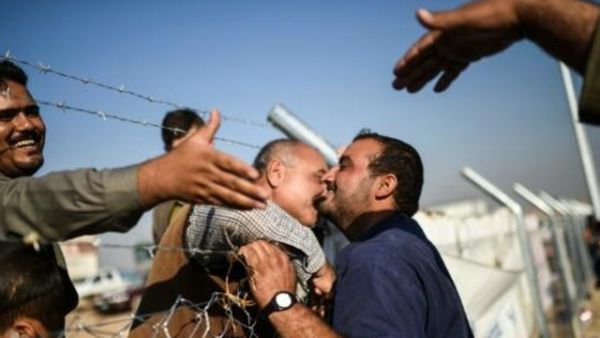 لقاء الاقارب في مخيم للنازحين من الموصل في منطقة خازر

