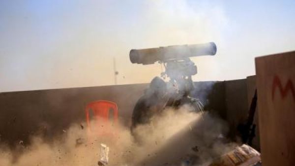 أحد أفراد قوات الرد السريع العراقية يطلق قذيفة خلال اشتباك مع مقاتلين من تنظيم الدولة الإسلامية في الموصل
