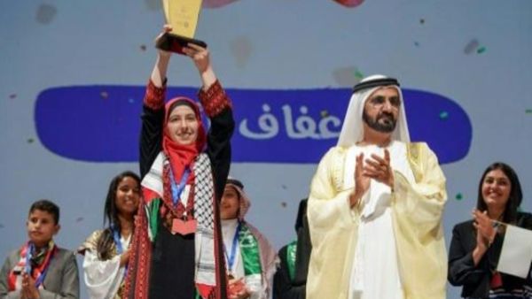 نائب الرئيس الاماراتي ورئيس الحكومة الاماراتية وحاكم دبي الشيخ محمد بن راشد آل مكتوم خلال توزيعه الجوائز على الفائزين في مسابقة القراءة باللغة العربية في دبي
