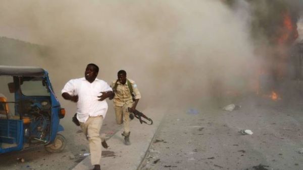 22 قتيلا في تفجيرات انتحارية وإطلاق نار في مقديشو
